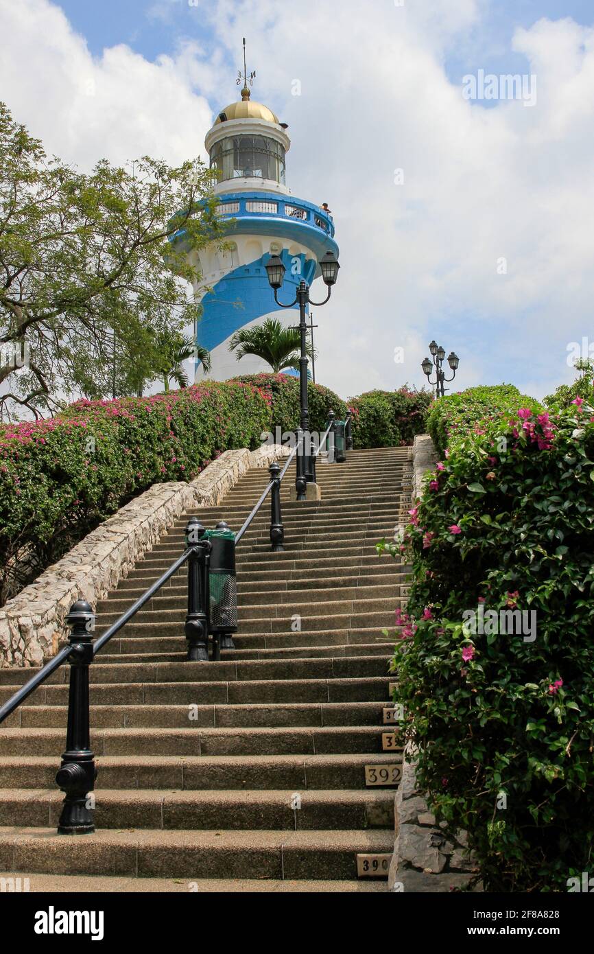 Faro blu e bianco o El Faro sulla collina di Santa Ana a Guayaquil, Ecuador, Sud America con cielo blu e scale ripide Foto Stock