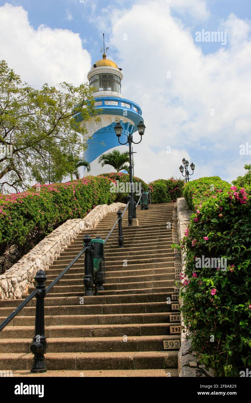 Faro blu e bianco o El Faro sulla collina di Santa Ana a Guayaquil, Ecuador, Sud America con cielo blu e scale ripide Foto Stock