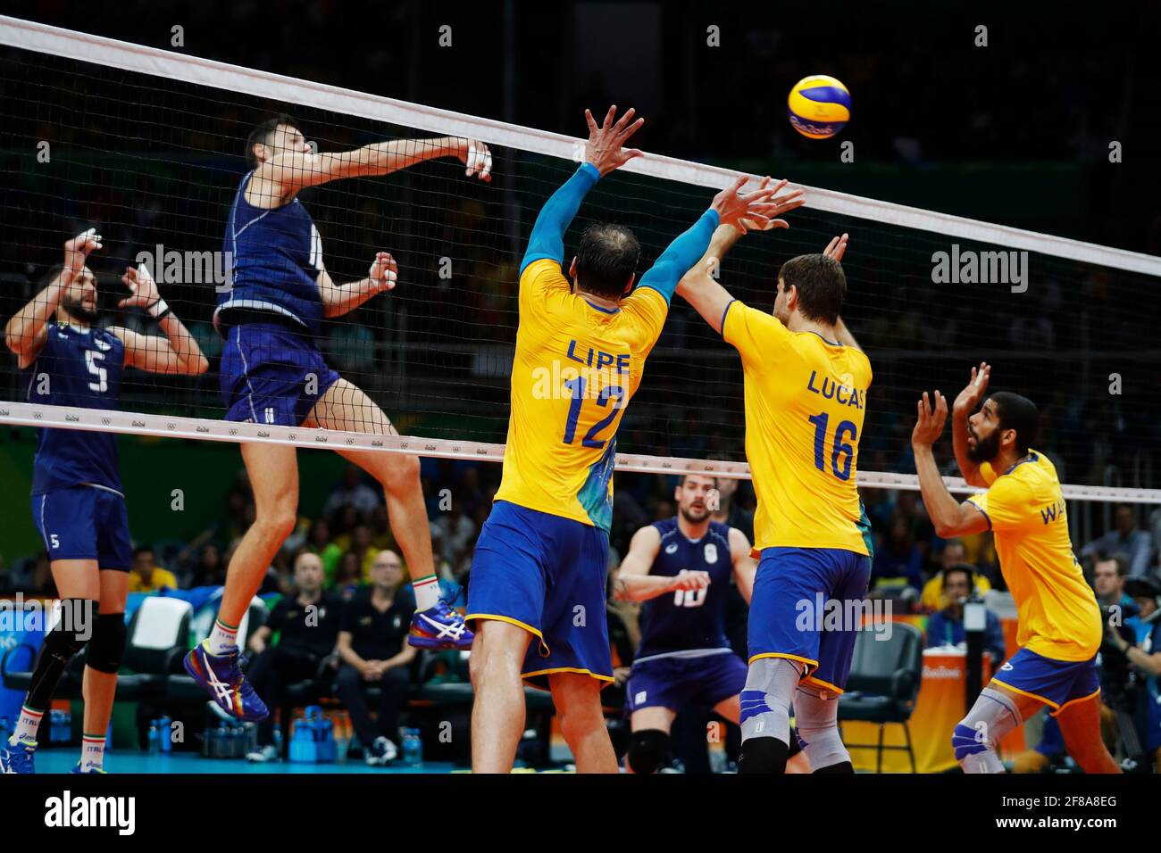 La nazionale brasiliana di pallavolo maschile vince la medaglia d'oro finale contro l'Italia ai Giochi Olimpici estivi Rio 2016, stadio Maracanazinho. Foto Stock