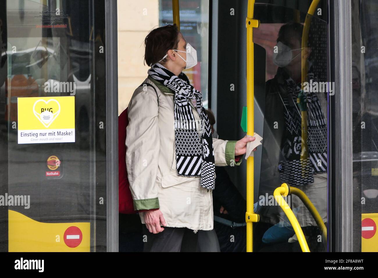 Berlino, Germania. 12 Aprile 2021. Un passeggero che indossa una maschera si trova su un autobus a Berlino, capitale della Germania, il 12 aprile 2021. Più di tre milioni di infezioni COVID-19 sono state registrate in Germania lunedì dallo scoppio della pandemia, secondo il Robert Koch Institute (RKI). Credit: Stefan Zeitz/Xinhua/Alamy Live News Foto Stock