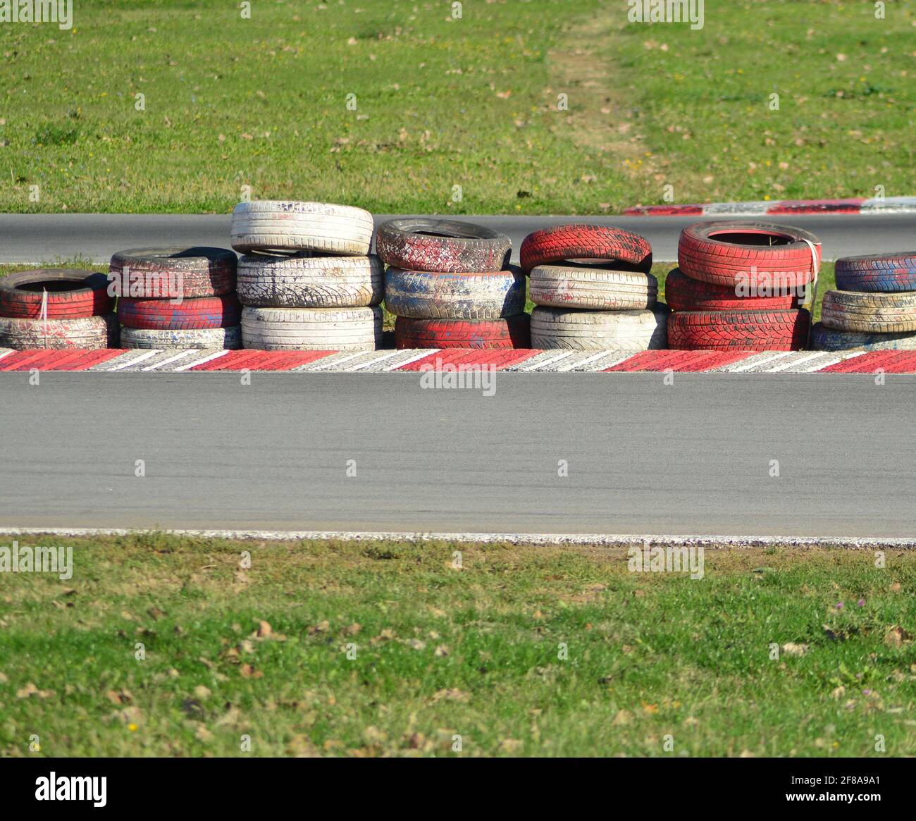 pneumatici vecchi come barriera di sicurezza Foto Stock