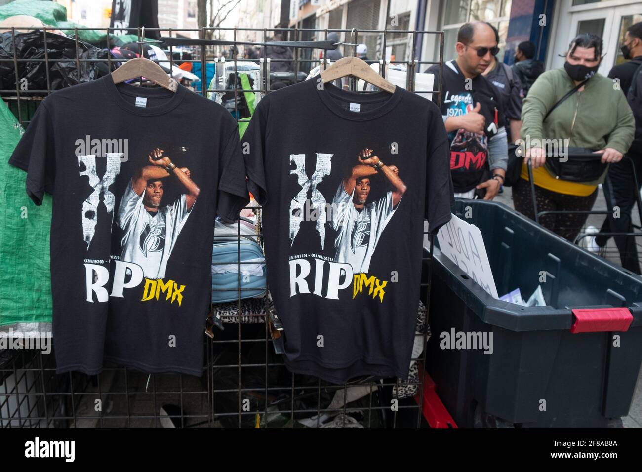 I venditori ambulanti vendono t-shirt con l'immagine del rapper americano DMX nel quartiere Harlem di New York. 10 Apr 2021 Foto Stock