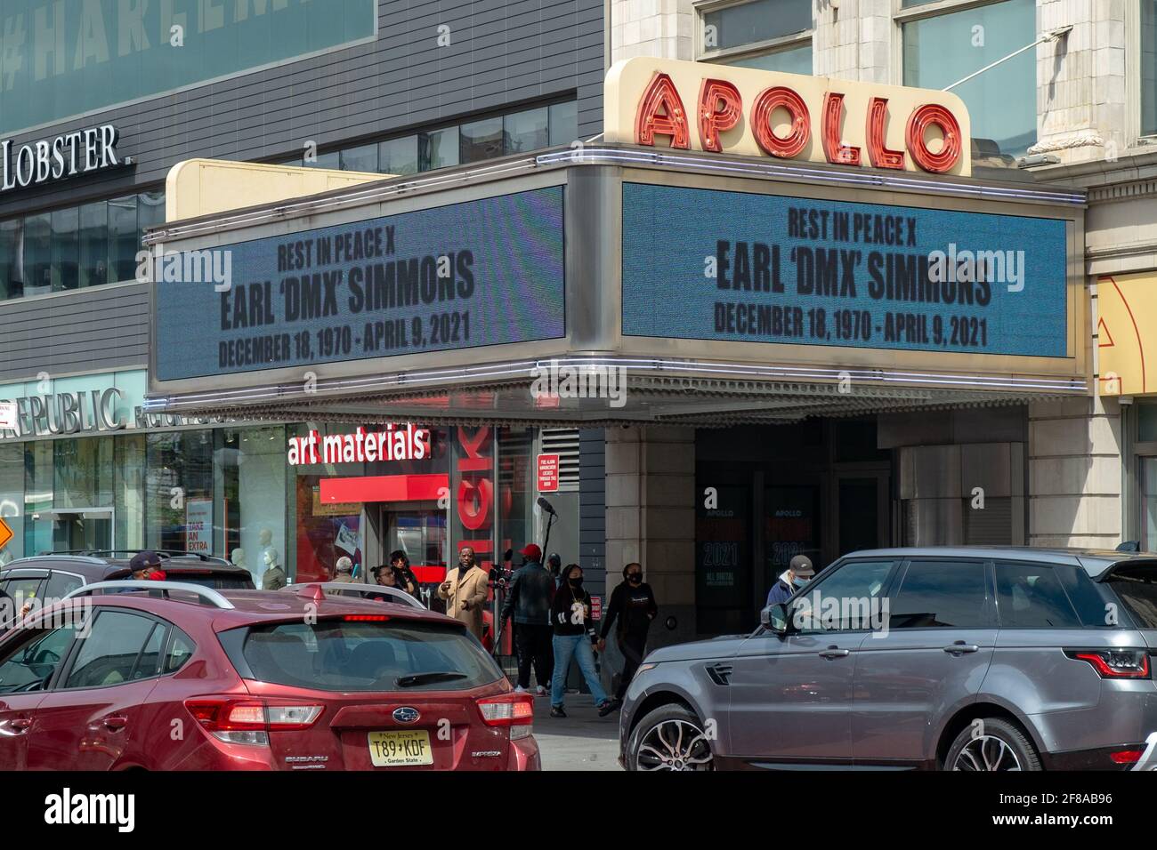 Un tributo al rapper americano DMX sul marchese dell'Apollo Theatre nel quartiere di Harlem. 10 Apr 2021 Foto Stock