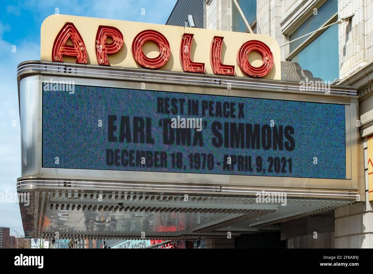 Un tributo al rapper americano DMX sul marchese dell'Apollo Theatre nel quartiere di Harlem. 10 Apr 2021 Foto Stock