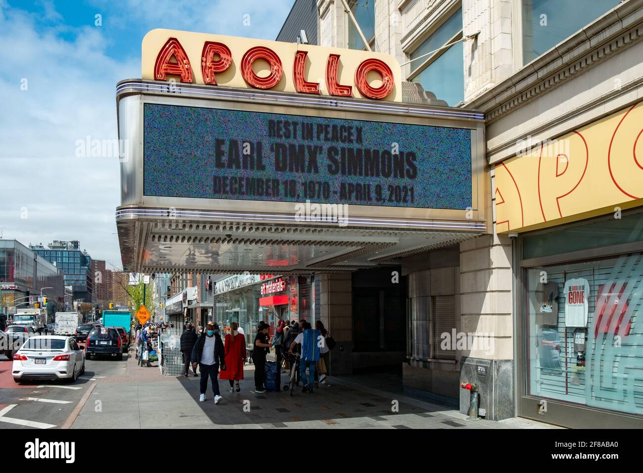 Un tributo al rapper americano DMX sul marchese dell'Apollo Theatre nel quartiere di Harlem. 10 Apr 2021 Foto Stock