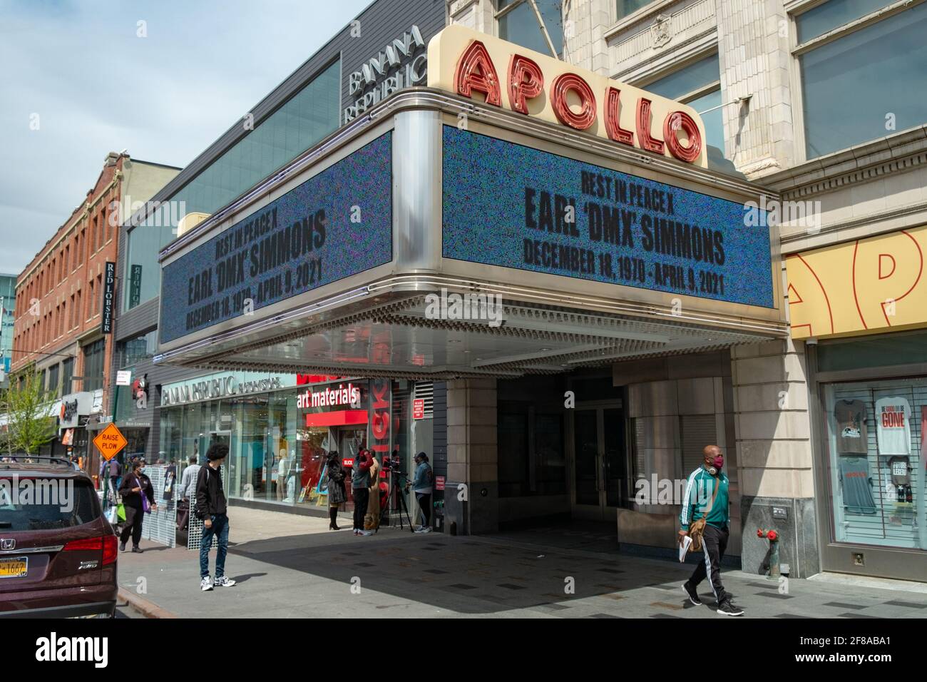 Un tributo al rapper americano DMX sul marchese dell'Apollo Theatre nel quartiere di Harlem. 10 Apr 2021 Foto Stock