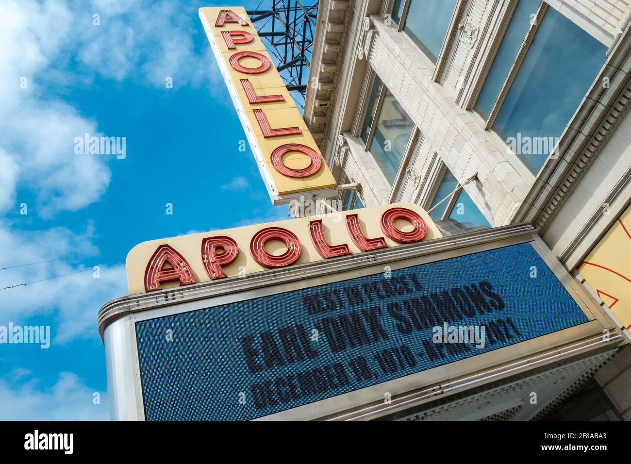 Un tributo al rapper americano DMX sul marchese dell'Apollo Theatre nel quartiere di Harlem. 10 Apr 2021 Foto Stock