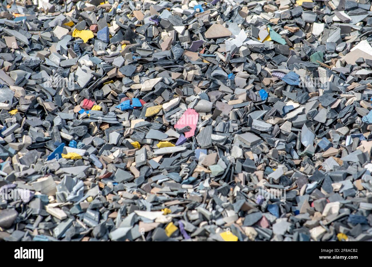 primo piano di pezzi di gomma su un parco giochi per bambini Foto stock -  Alamy