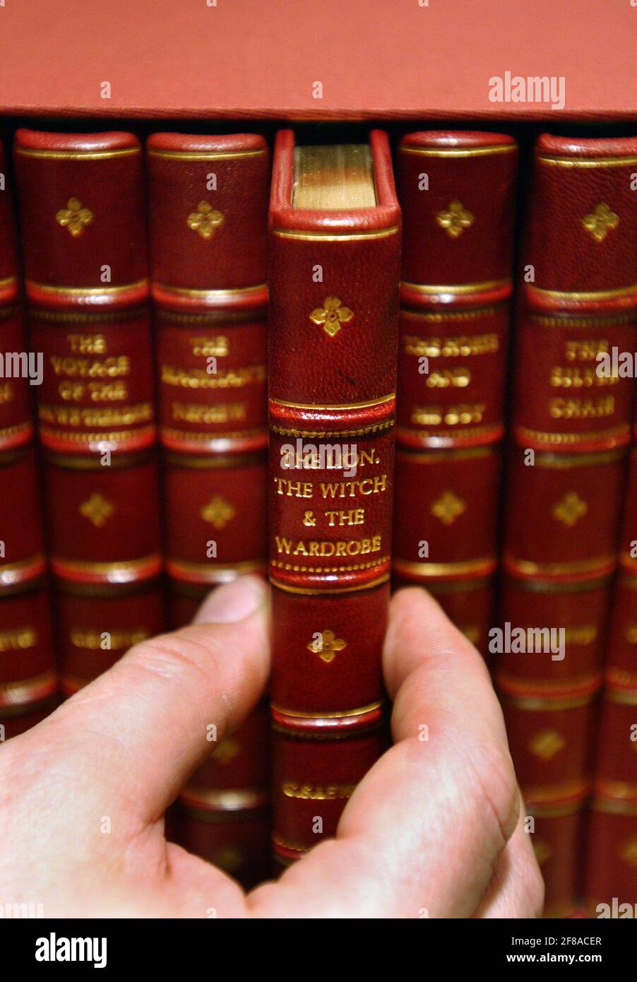 1° EDIZIONE CRONICLES DI NANIA PER ALE A LIBRI ILLUSTRATI E' PARTE DELLA FIERA NAZIONALE DELL'ARTE E DELL'ANTIQUARIATO, NEC, BIRMINGHAM.17/1/06 TOM PILSTON Foto Stock