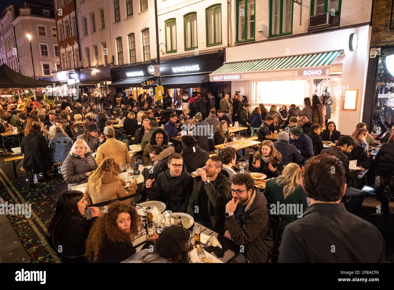 Londra, Regno Unito. 13 aprile 2021. La gente si riunisce a Soho, Londra, dove le strade sono state chiuse al traffico mentre bar e ristoranti sono aperti per mangiare e bere all'aperto, poiché le misure di blocco sono facilitate in tutto il Regno Unito. Data immagine: Martedì 13 aprile 2021. Il credito fotografico dovrebbe essere: Matt Crossick/Empics/Alamy Live News Foto Stock