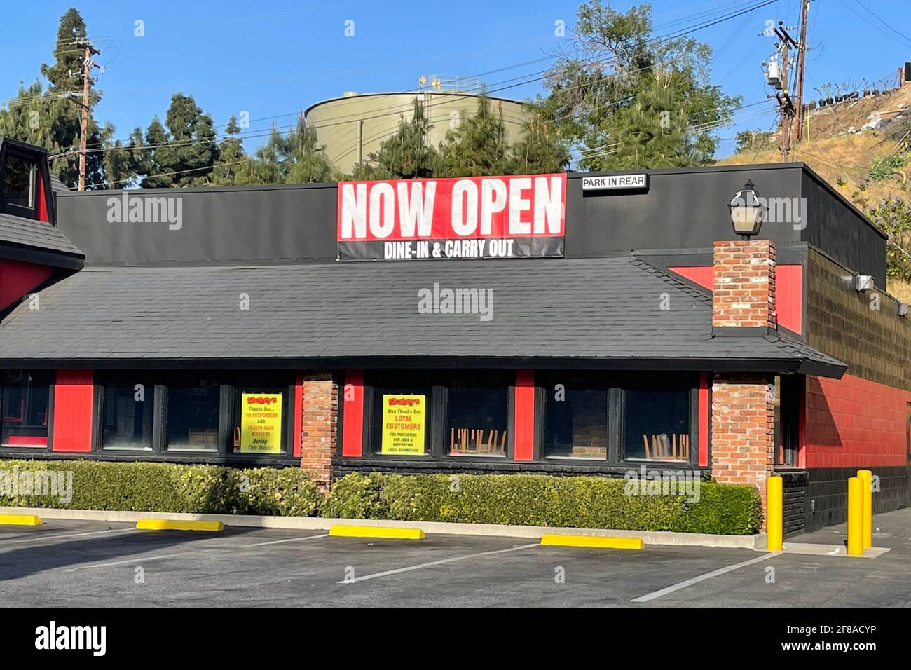 A Now Open for Dine-in and asporto at Shakey's Pizza Parlor Restaurant, venerdì 9 aprile 2021, in Monterey Park, Calif. Foto Stock