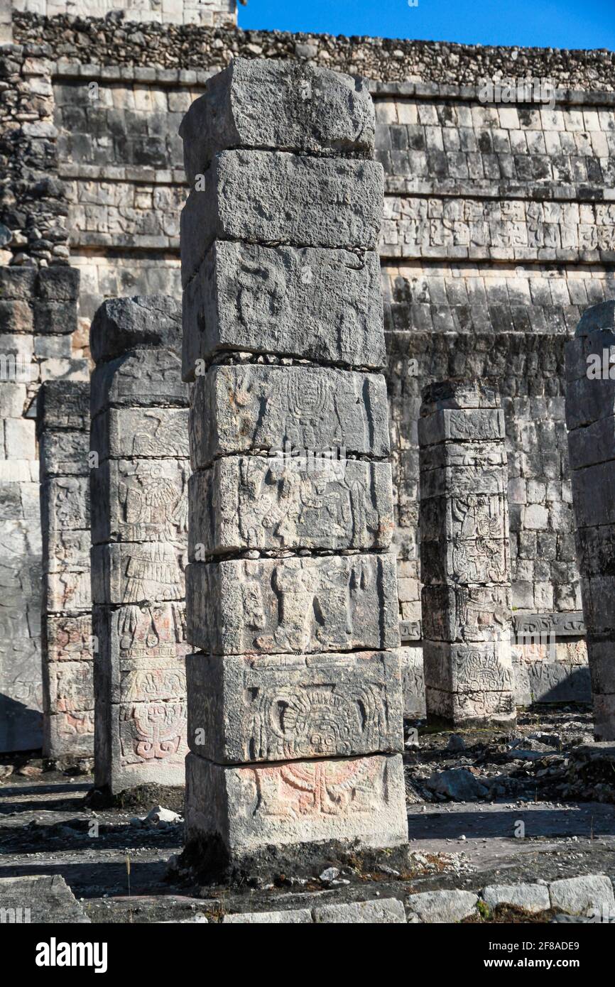 Colonne di pietra con incisioni a Chichen Itza in Messico Foto Stock