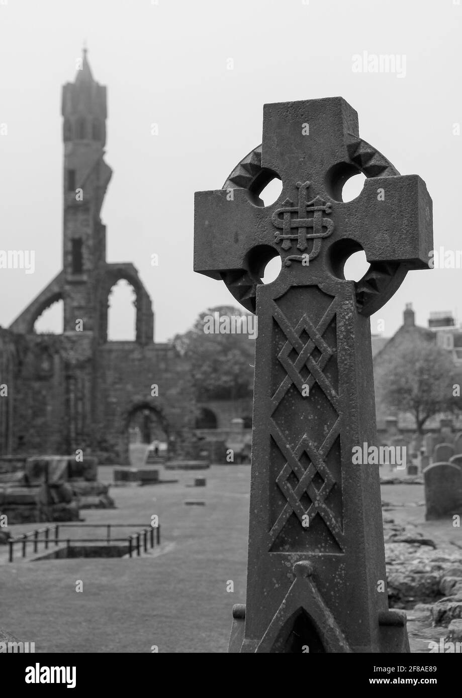 Croce celtica di fronte alle rovine della cattedrale di Sant'Andrea, Scozia Foto Stock