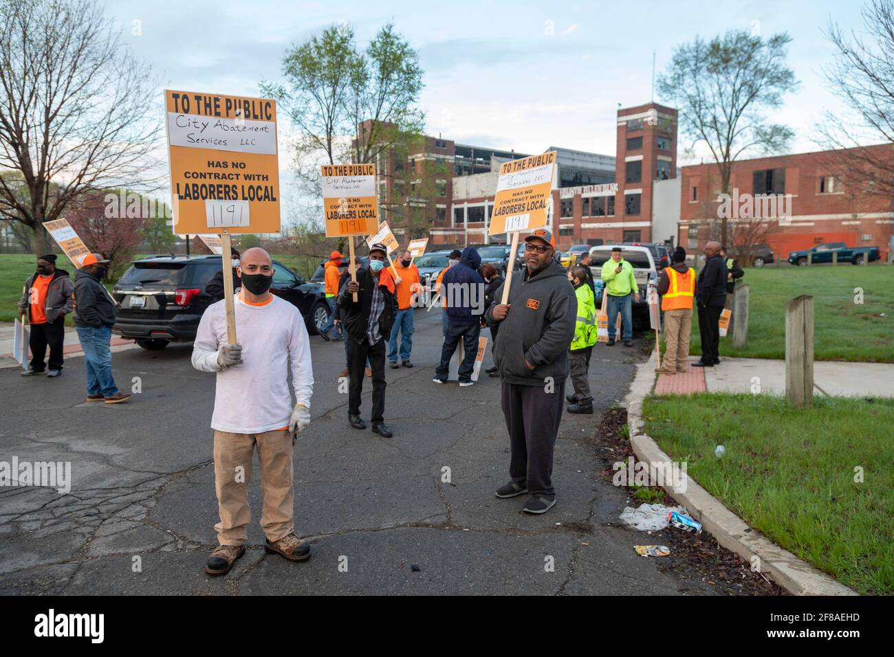 Detroit, Michigan - i membri dell'Unione dei lavoratori picket il vecchio General Motors Cadillac stampaggio impianto, che è stato chiuso dal 1987. Il raccordo p Foto Stock