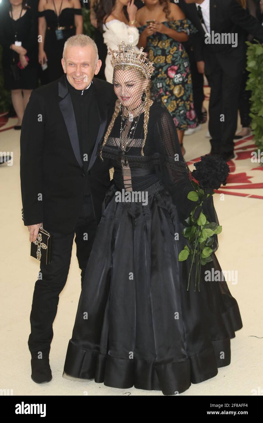 Jean Paul Gaultier, Madonna arriva al 2018 Met Costume Gala Heavenly Bodies, tenuto al Metropolitan Museum of Art di New York City, lunedì 7 maggio 2018. Foto di Jennifer Graylock-Graylock.com 917-519-7666 Foto Stock