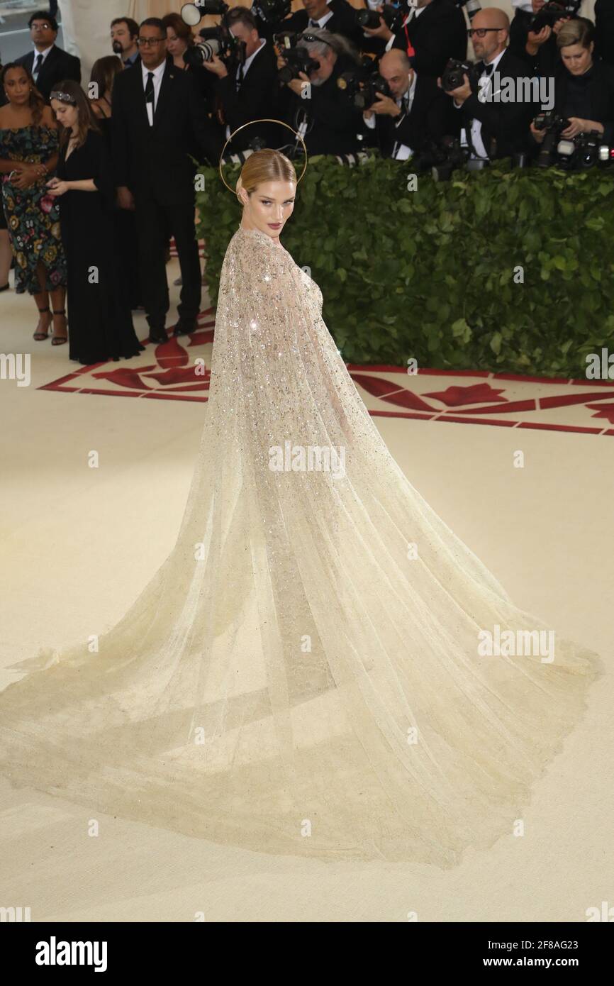 Rosie Huntington-Whiteley durante il 2018 Met Costume Gala Heavenly Bodies, tenuto al Metropolitan Museum of Art di New York City, lunedì 7 maggio 2018. Foto di Jennifer Graylock-Graylock.com 917-519-7666 Foto Stock