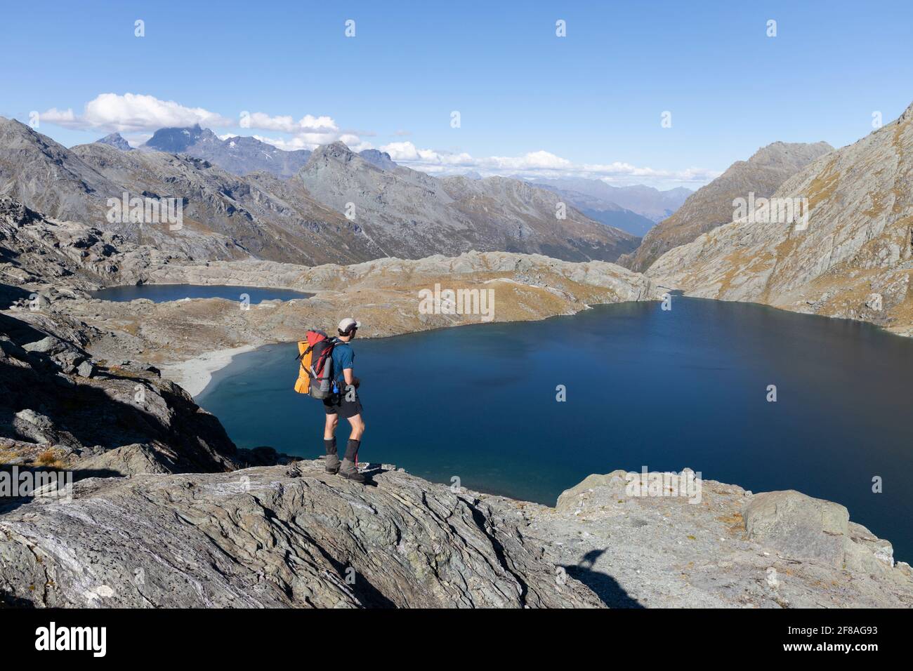 Escursionista con vista sul lago Nerine, Nuova Zelanda Foto Stock