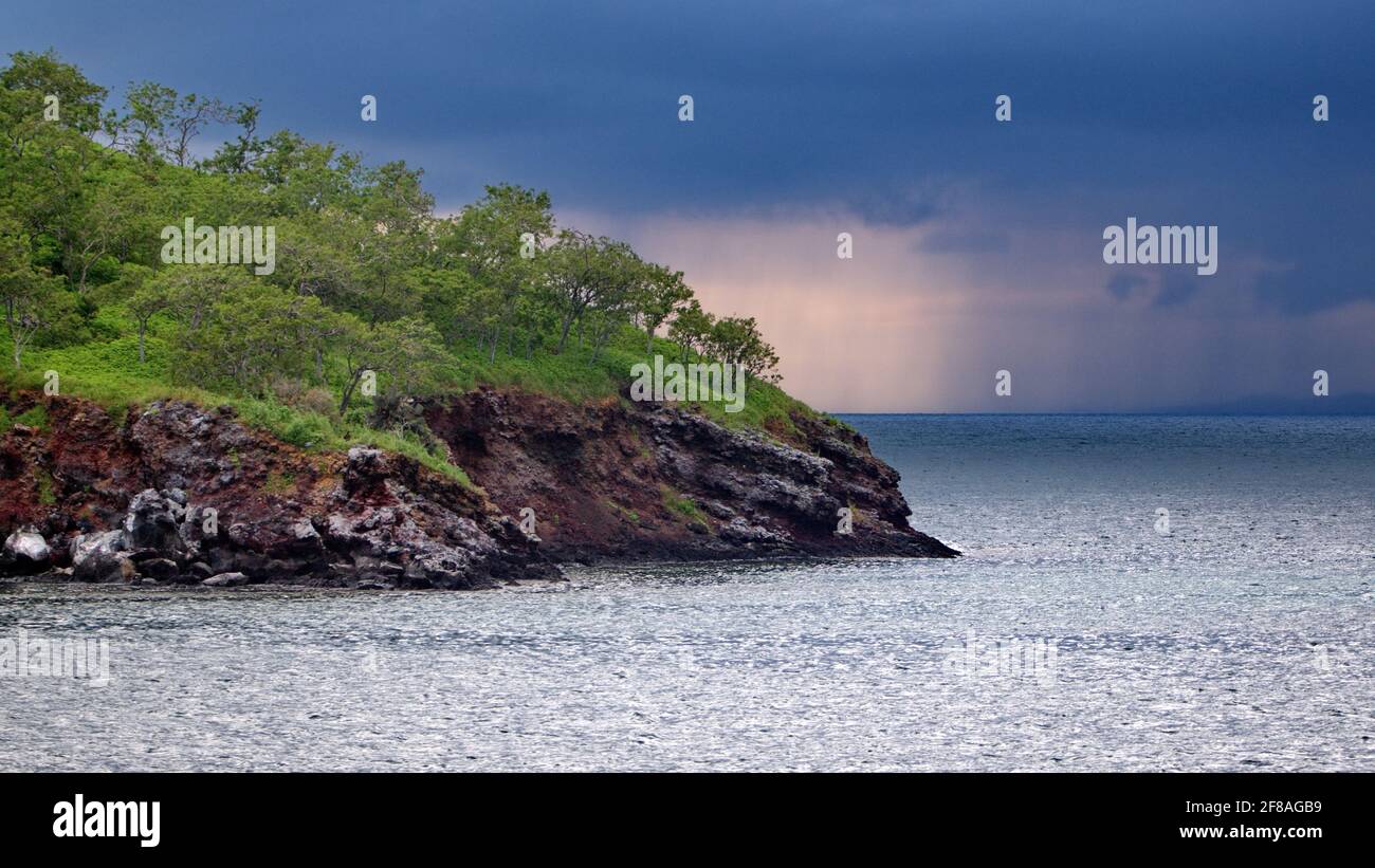 Costa di un isolotto roccioso vicino a Elizabeth Bay, Isabela Island, Galapagos, Ecuador Foto Stock
