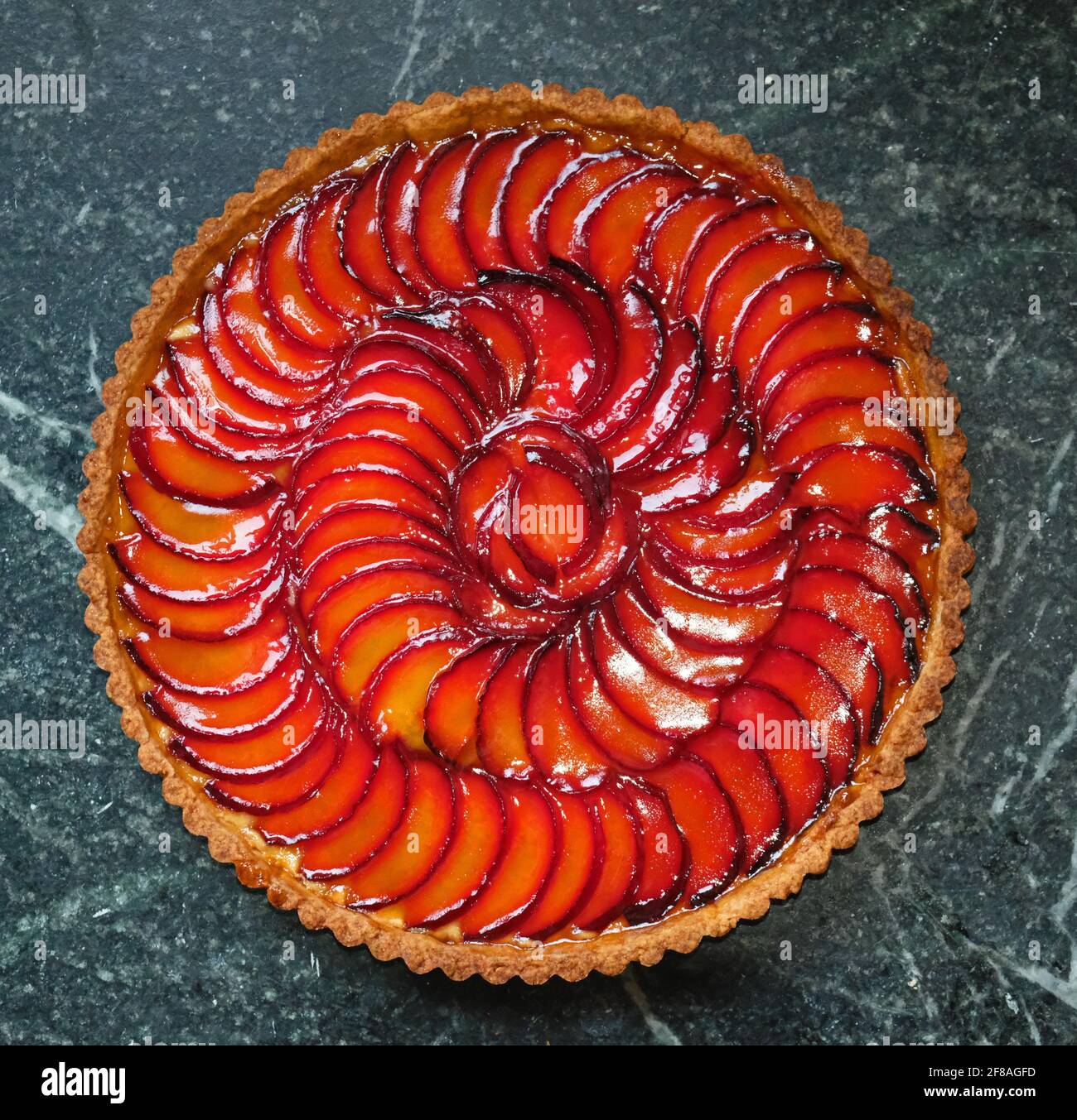 Un colpo di testa di una crostata di prugna fatta in casa con vetro pasta frolla Foto Stock