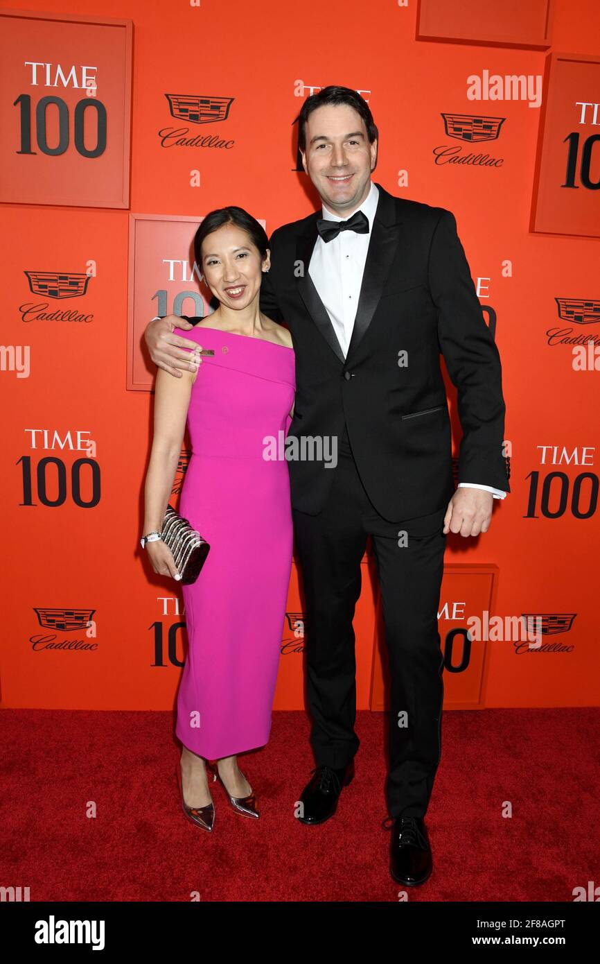Dr. Leana Wen, Sebastian Walker arriva al 100 TIME 2019 Gala, tenuto al Jazz di Lincoln Center a New York City martedì 23 aprile 2019. Photo by Jennifer Graylock-Graylock.com 917-519-7666, New York, New York - -PICTURED: Dr. Leana Wen, Sebastian Walker Jennifer Graylock-Graylock.com -GRA 6981 Jennifer Graylock-Graylock.com Foto Stock