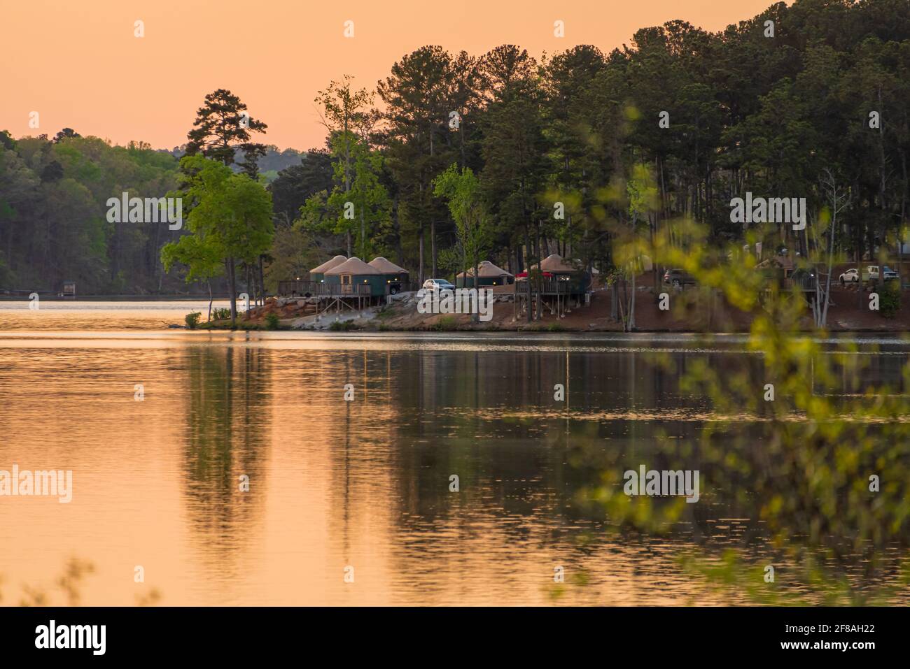 Il lago si snoda al tramonto lungo il lago Stone Mountain presso lo Stone Mountain Park Campground vicino ad Atlanta, Georgia. (STATI UNITI) Foto Stock