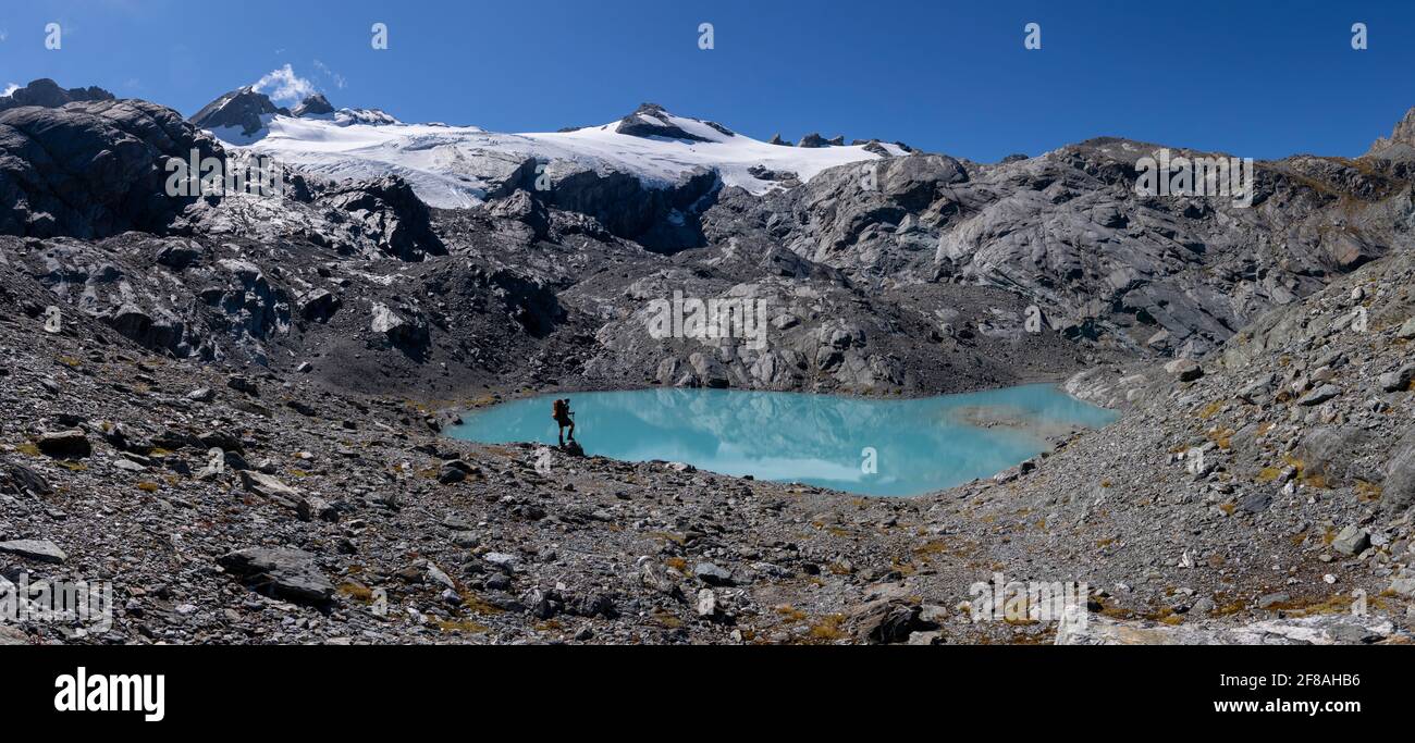 Escursionista e un lago glaciale, Nuova Zelanda Foto Stock