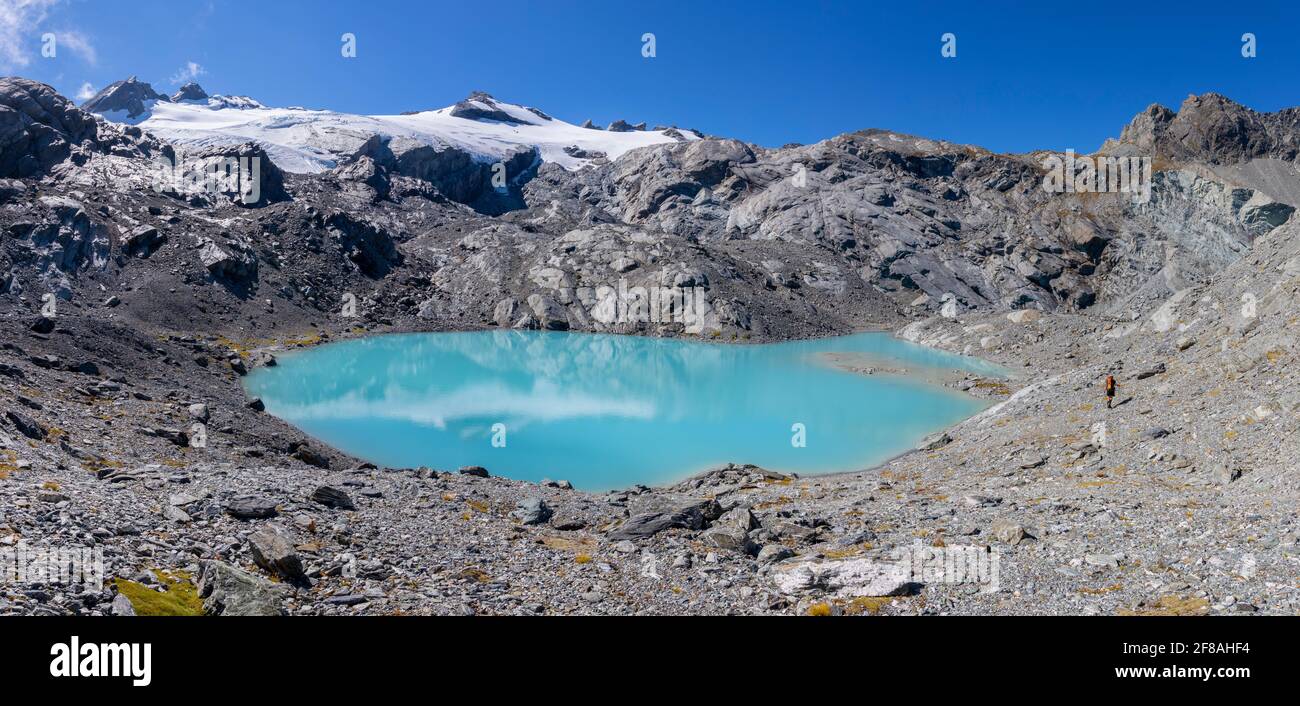Escursionista e un lago glaciale, Nuova Zelanda Foto Stock