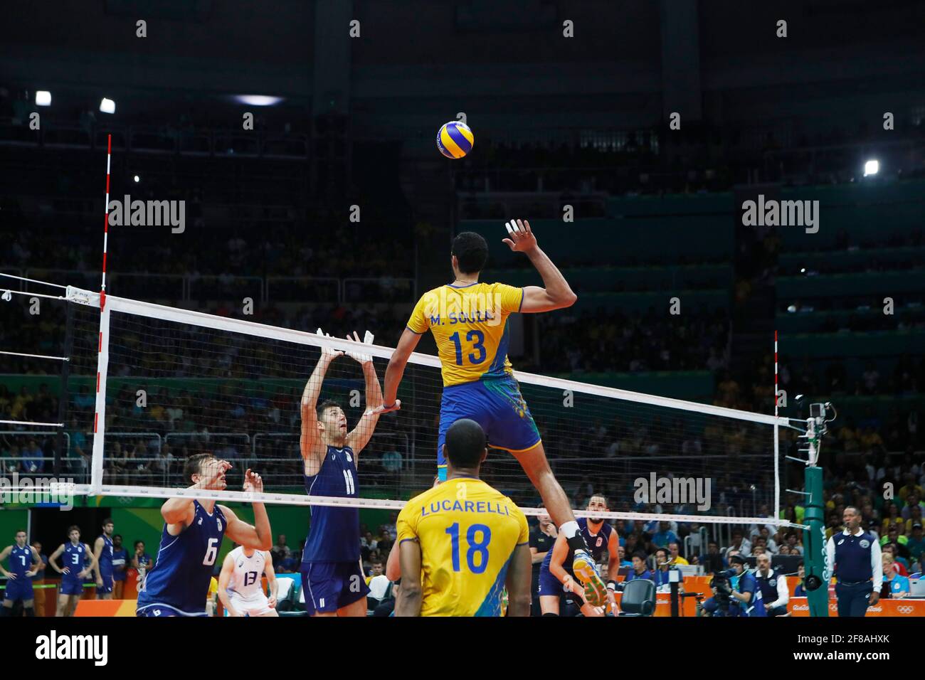 La nazionale brasiliana di pallavolo maschile vince la medaglia d'oro finale contro l'Italia ai Giochi Olimpici estivi Rio 2016, stadio Maracanazinho. Foto Stock