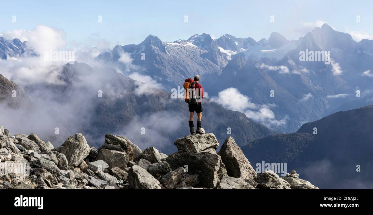 Uomo in montagna con vista mozzafiato, Nuova Zelanda Foto Stock