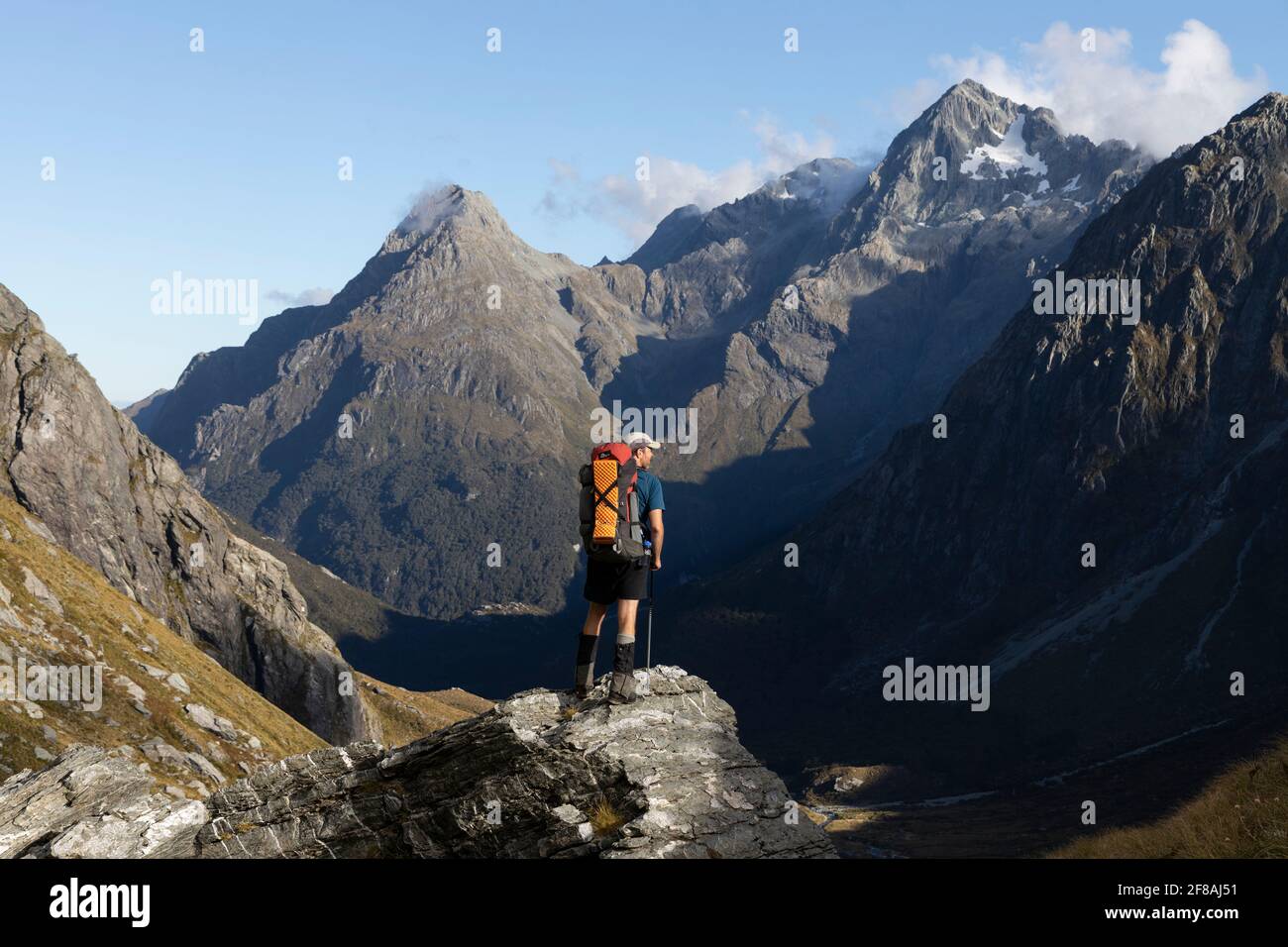 Uomo in montagna con vista mozzafiato, Nuova Zelanda Foto Stock