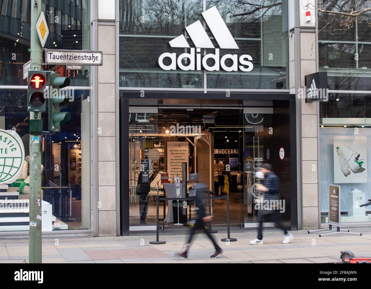 Berlino, Germania. 12 Aprile 2021. La gente passa accanto al negozio Adidas  sulla Tauentzienstrasse. I produttori di grandi marchi come Adidas, Miele e  Co. Stanno sempre più eludendo i rivenditori e vendendo