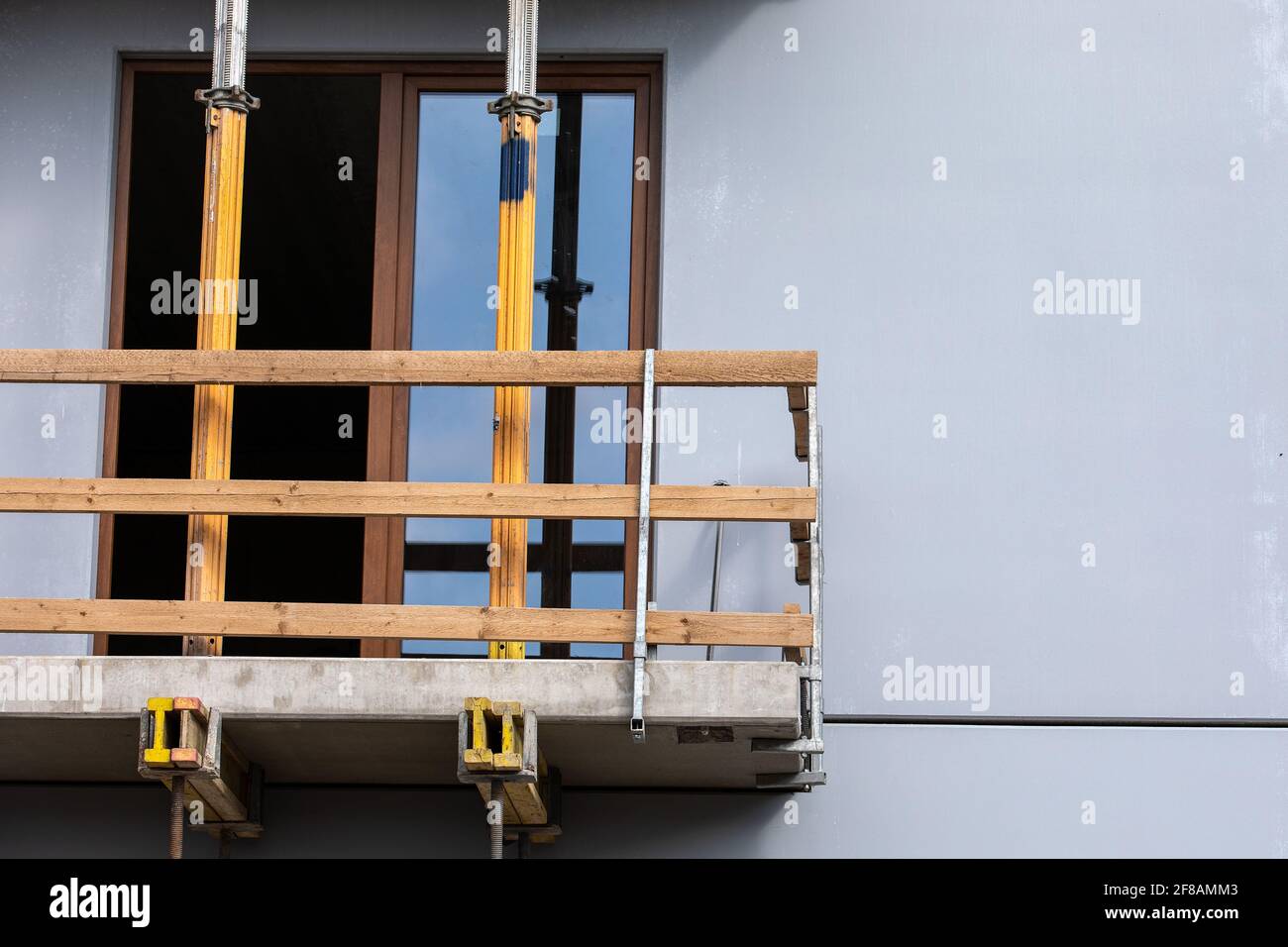 Cantiere, costruzione di case di appartamenti. Balcone e strutture. Sicurezza sul lavoro. Foto Stock