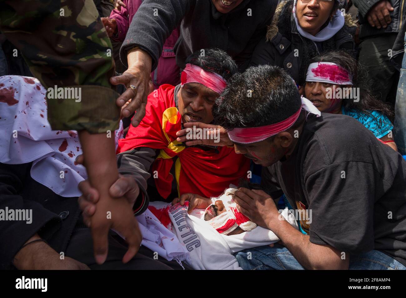 I tamil protestano contro la guerra civile in corso tra il governo dello Sri Lanka e le Tigri tamil. Alcuni manifestanti indossavano bende e fingevano di essere feriti per rappresentare vittime civili della guerra. Il governo dello Sri Lanka ha annunciato la sconfitta delle Tigri tamil il 16 maggio 2009, dopo 26 anni di conflitto. Parliament Square, Londra, Regno Unito. 18 maggio 2009 Foto Stock