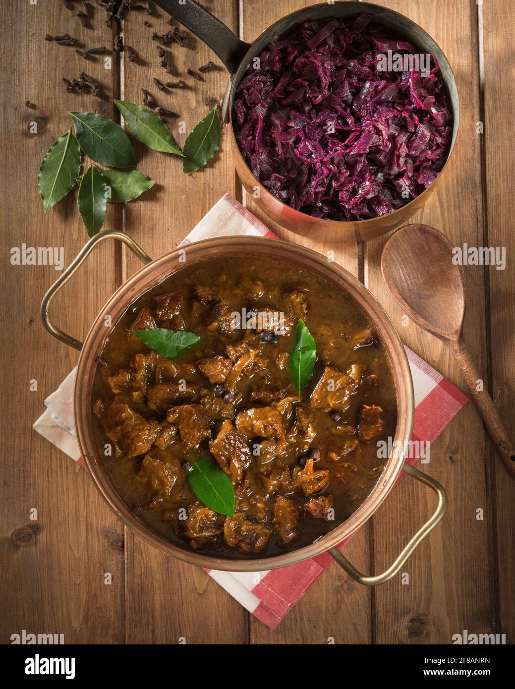 Hachee. Manzo olandese e stufato di cipolla con cavolo rosso. Paesi Bassi cibo Foto Stock