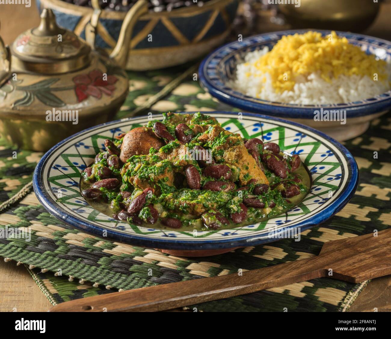 Khoresh ghormeh sabzi. Agnello iraniano e stufato di erbe. Iran alimentare Foto Stock