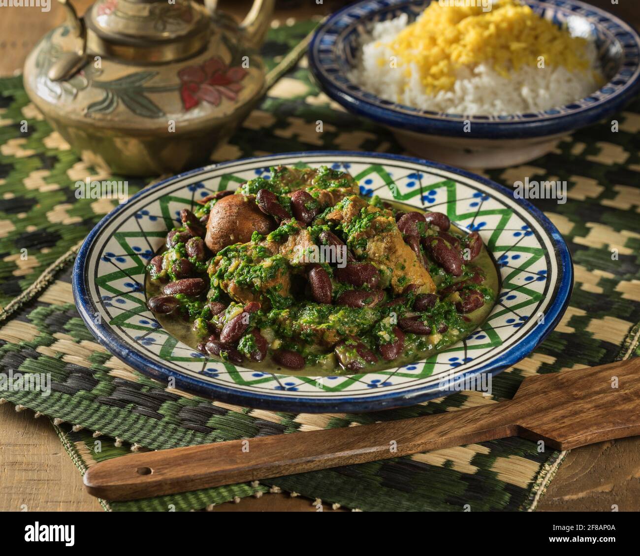 Khoresh ghormeh sabzi. Agnello iraniano e stufato di erbe. Iran alimentare Foto Stock