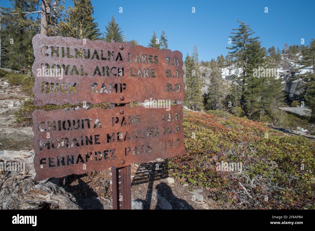 Un segnavia di metallo arrugginito nel parco nazionale di Yosemite, California. Foto Stock