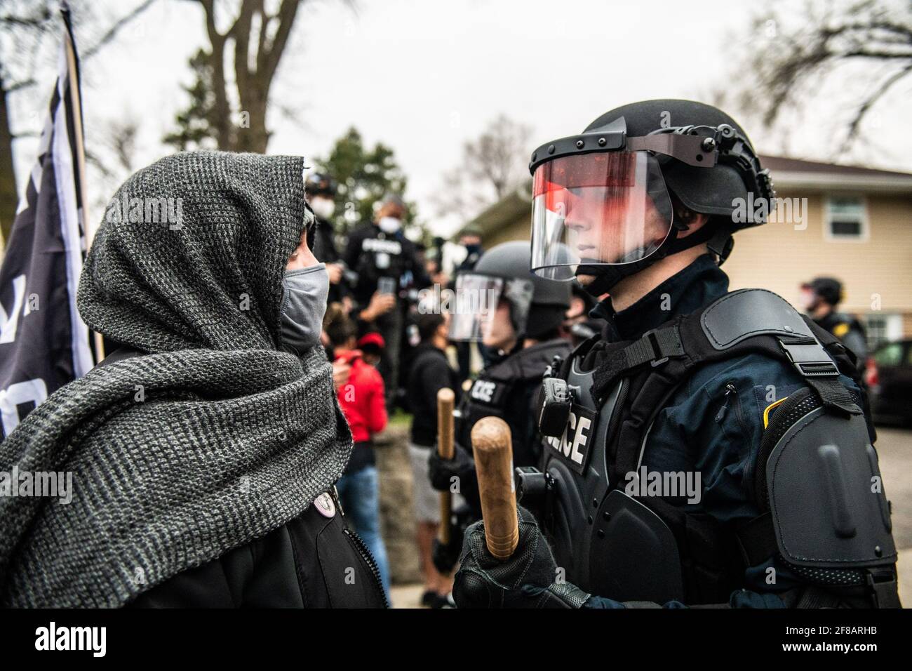 Brooklyn Center, Stati Uniti. 11 Apr 2021. I manifestanti si manifestano vicino all'angolo tra Katherene Drive e 63rd Ave North il 11 aprile 2021 a Brooklyn Center, Minnesota, dopo l'uccisione di Daunte Wright. Foto: Chris Tuite/ImageSPACE Credit: Imagespace/Alamy Live News Foto Stock