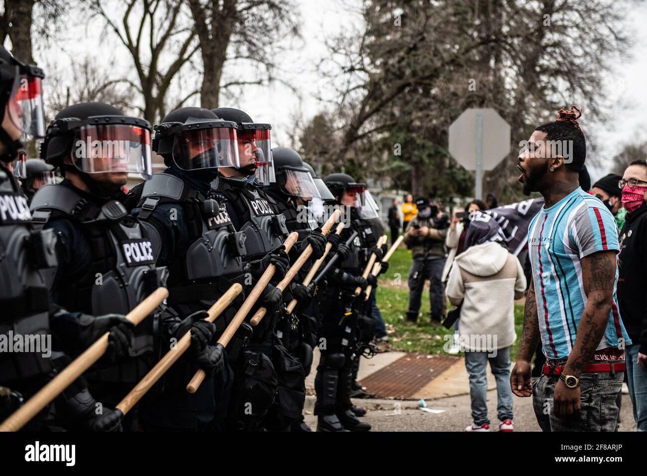 Brooklyn Center, Stati Uniti. 11 Apr 2021. I manifestanti si manifestano vicino all'angolo tra Katherene Drive e 63rd Ave North il 11 aprile 2021 a Brooklyn Center, Minnesota, dopo l'uccisione di Daunte Wright. Foto: Chris Tuite/ImageSPACE Credit: Imagespace/Alamy Live News Foto Stock