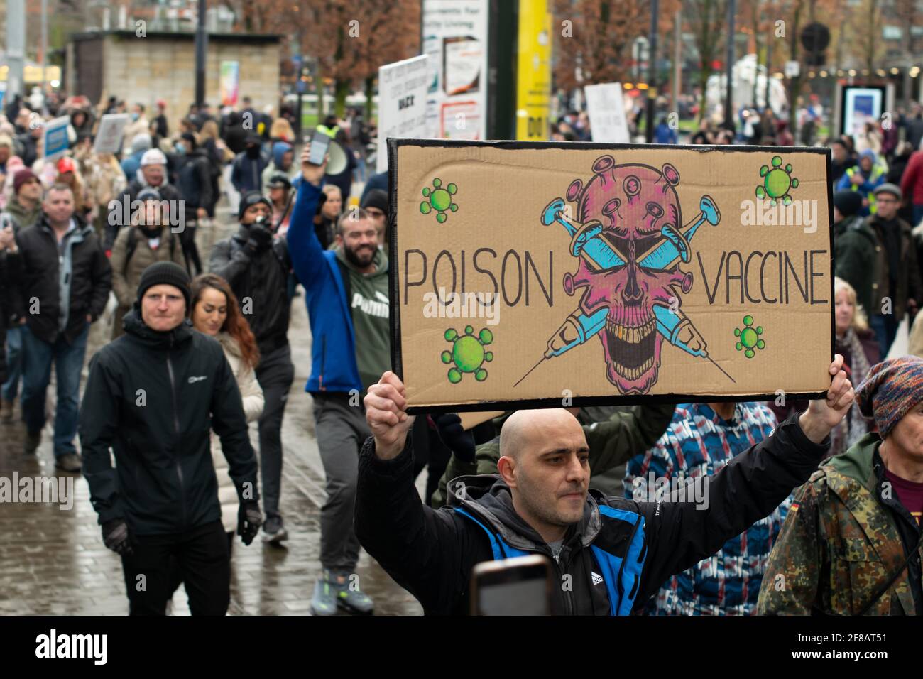 Freedom Rally protesta con anti-vaxxer segno testo vaccino di veleno . Piccadilly Gardens, Manchester, Regno Unito marzo a partire da Market Street. Foto Stock