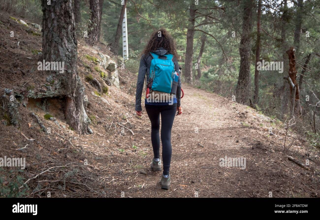 Una persona ha camminato su un sentiero. Avventure in montagna, emozionante escursione in natura. Foto Stock