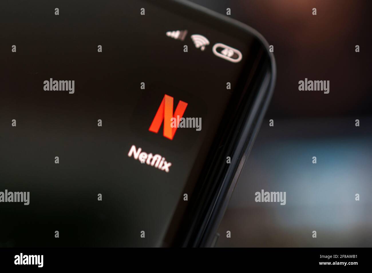 Primo piano del telefono cellulare con il logo netflix sullo schermo. Netflix è un servizio di abbonamento leader a livello internazionale per la visione di episodi e film televisivi. Apri Foto Stock