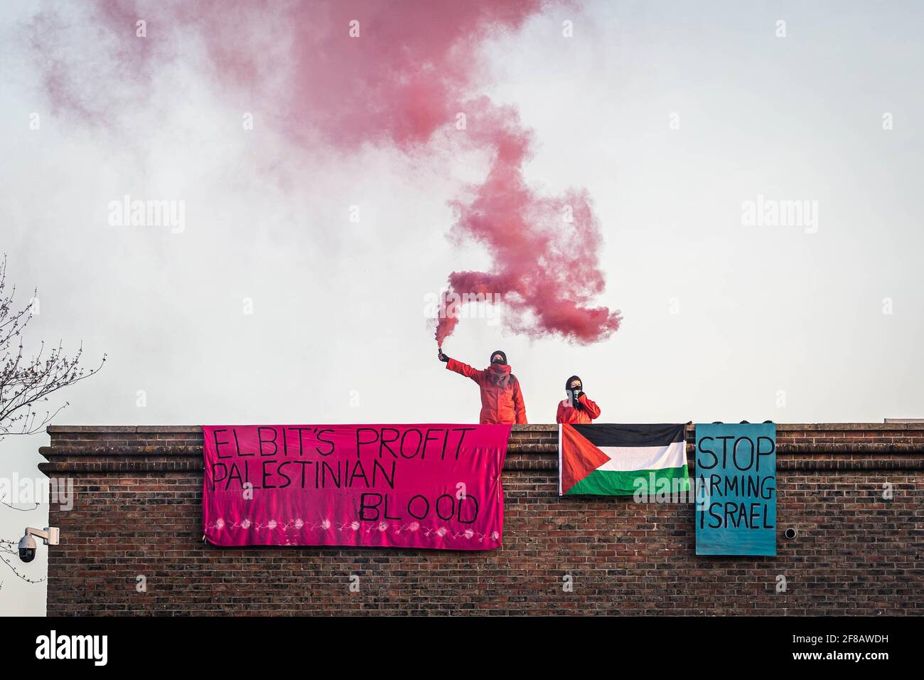 Bristol, Regno Unito. 13 Apr 2021. Gli attivisti Palestine Action occupano il tetto del quartier generale di Elbit a Bristol nelle prime ore di mercoledì mattina. Le bandiere appendono dal tetto leggere "il profitto di Elbit sangue palestinese" e "smettere di armare Israele". Aztec West Business Park a Bristol, Regno Unito. Credit: Vladimir Morozov/akxmedia. Credit: Vladimir Morozov/Alamy Live News Foto Stock