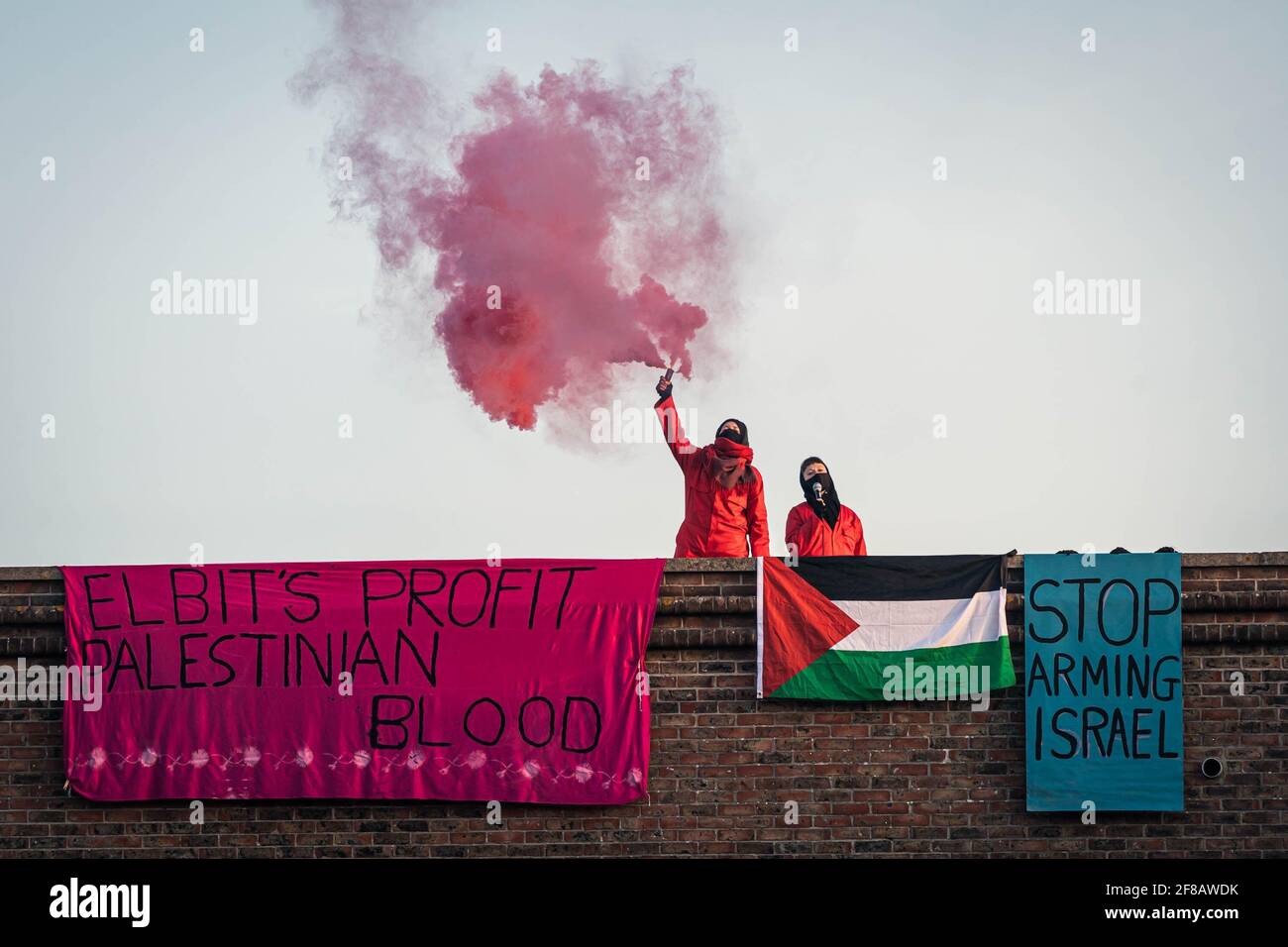 Bristol, Regno Unito. 13 Apr 2021. Gli attivisti Palestine Action occupano il tetto del quartier generale di Elbit a Bristol nelle prime ore di mercoledì mattina. Le bandiere appendono dal tetto leggere "il profitto di Elbit sangue palestinese" e "smettere di armare Israele". Aztec West Business Park a Bristol, Regno Unito. Credit: Vladimir Morozov/akxmedia. Credit: Vladimir Morozov/Alamy Live News Foto Stock