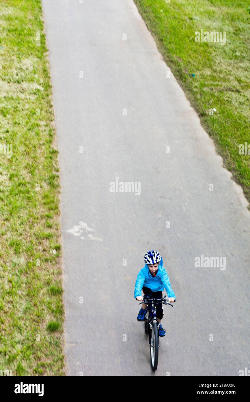 bambini in bicicletta lungo una strada, vista dall'alto Foto Stock