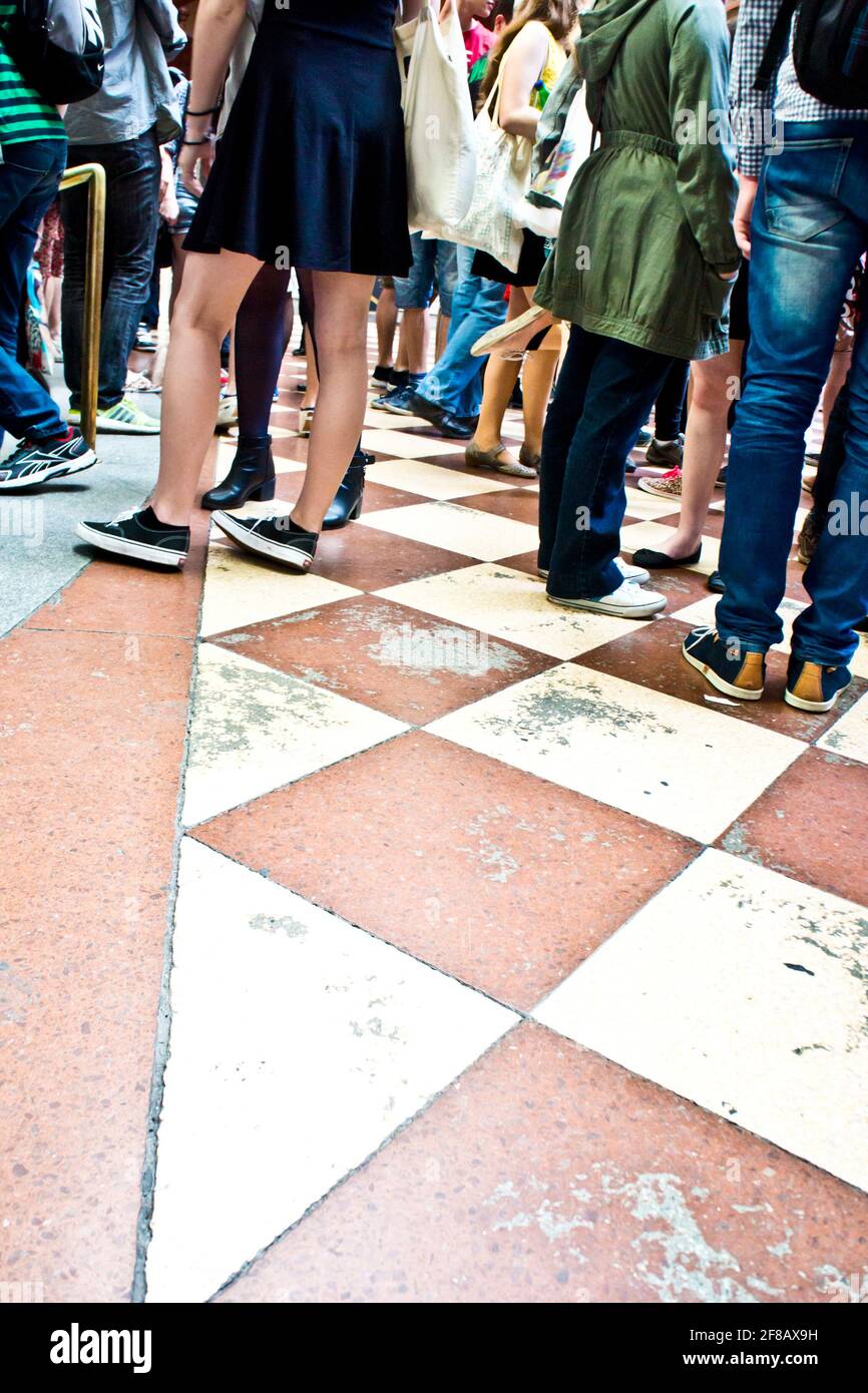 molte gambe di persone in una folla Foto Stock