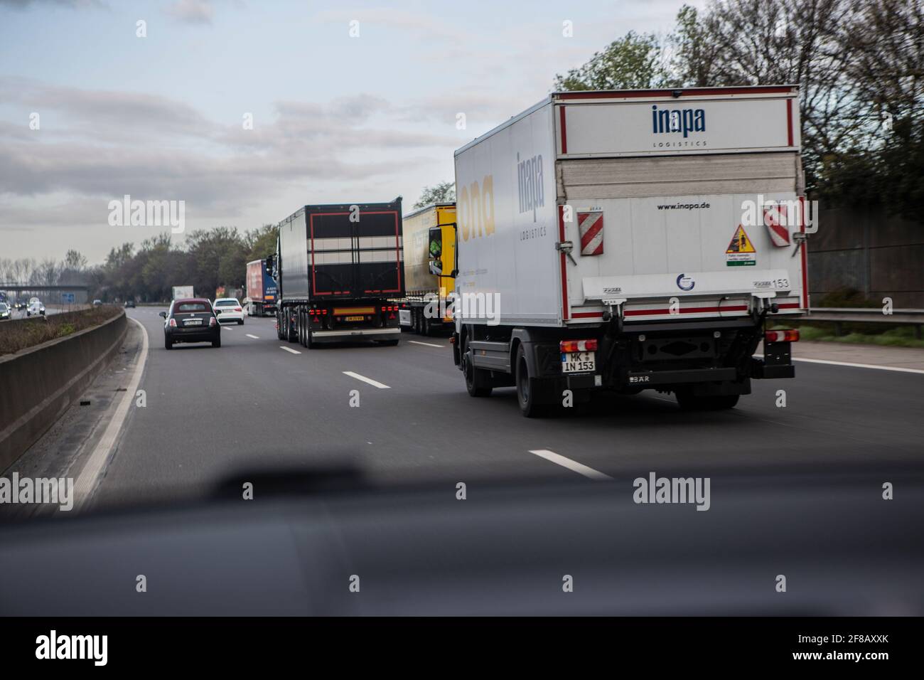 Elefantenrennen auf der Autobahn A52 bei Düsseldorf. Die LKW überholen sich gegenseitung und erzeugen dadurch Staus Foto Stock