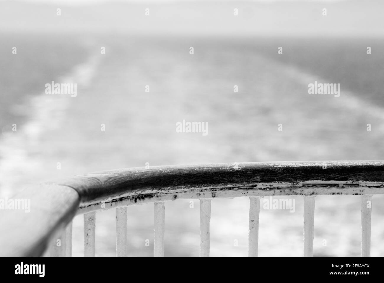 Immagine in scala di grigi della ringhiera su una barca a vela Foto Stock