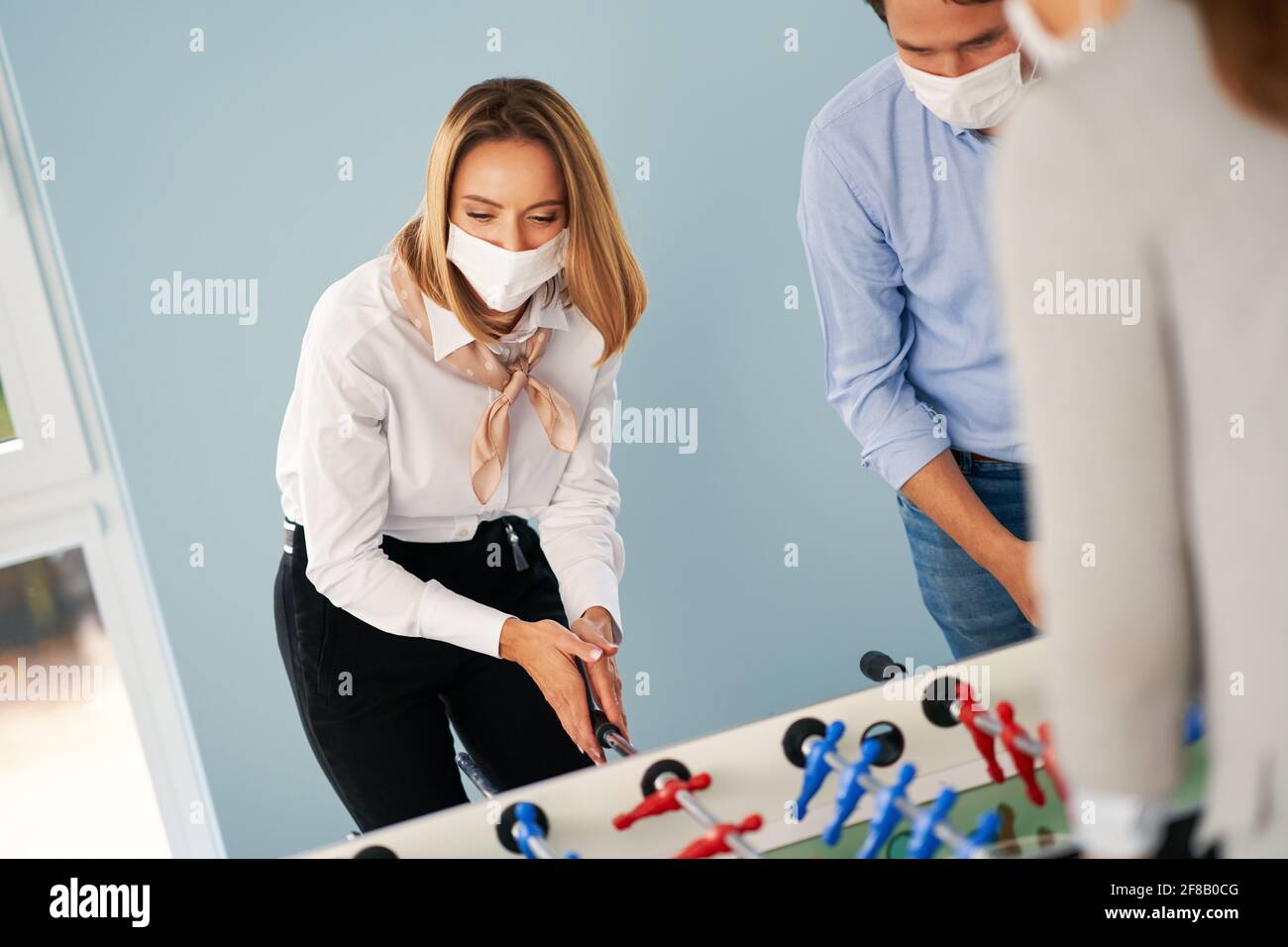 Gli uomini d'affari si rilassano in un ufficio condiviso Foto Stock