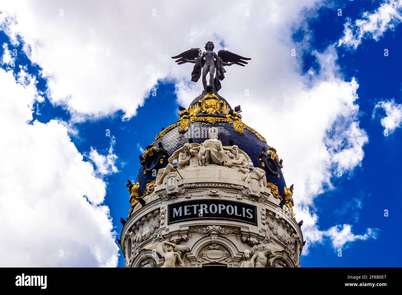 La cupola del Metropolis Building, un esempio di architettura romanica, Beaux-Arts e romanica Revival. Madrid, Spagna . Foto Stock